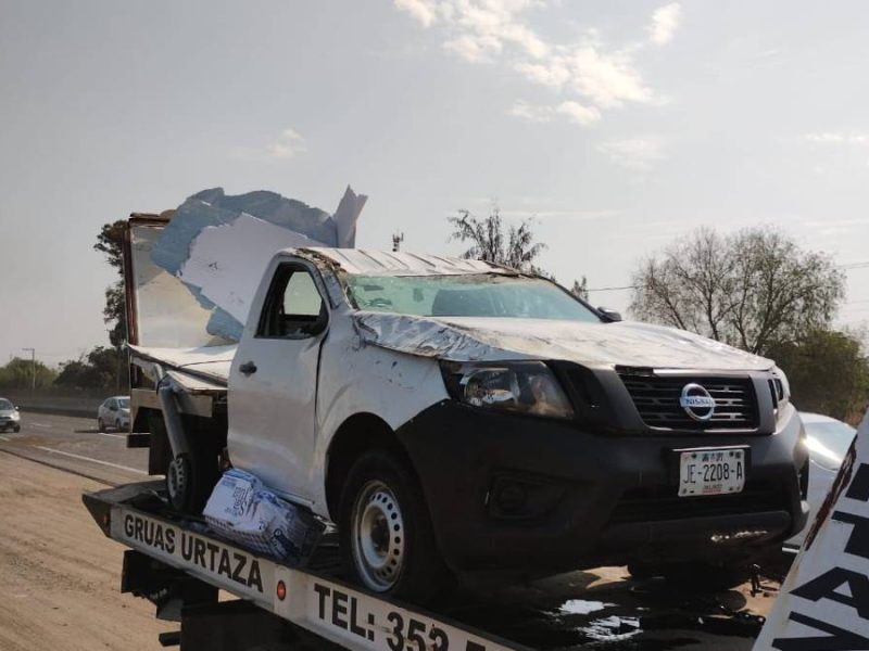 Vuelca camioneta cargada con huevo en la Irapuato-Abasolo; conductores ayudan a rescatar mercancía
