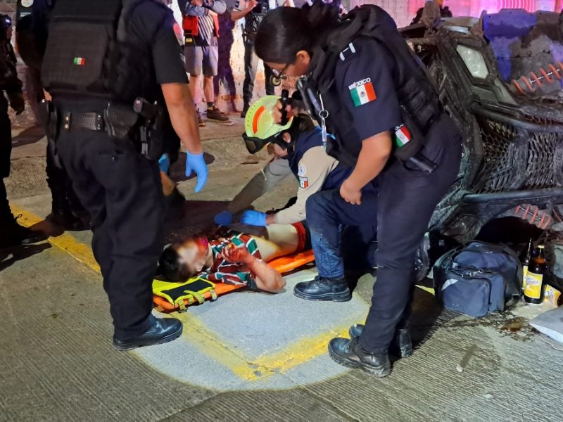 Con ‘caguamas’ y un menor de edad, borracho vuelca su razer en Lomas del Mirador, en León