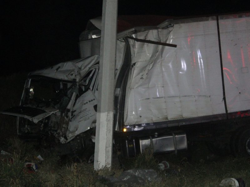 A punto de explotar quedan 3 heridos al chocar camión con pipa de gas en carretera de Irapuato
