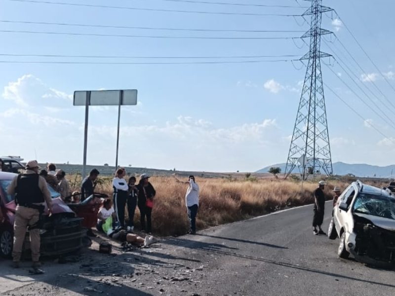 Ocho pasajeros prensados dejó un choque de frente entre dos autos en carretera de la Capital