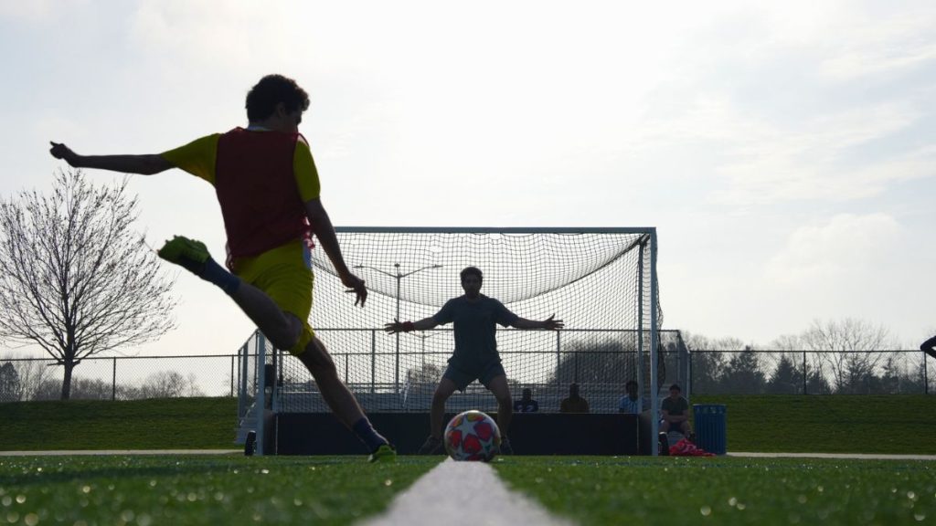 Aficionados de Irán muestran su pasión por el futbol. AP.