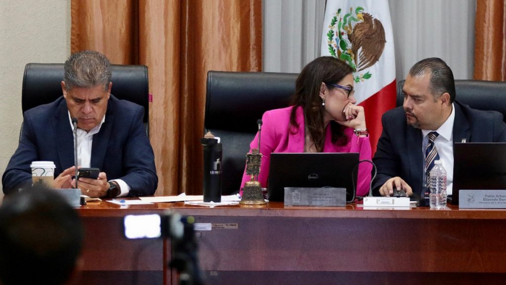 Alejandra Gutiérrez el síndico Román Cifuentes y Pablo Arturo Secretario del Ayuntamiento