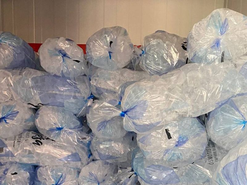 Ola de calor en los Pueblos del Rincón: buscan refugio en la sombra y aumenta venta de hielo en bolsa