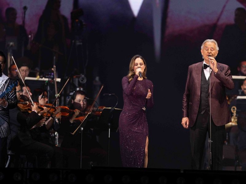 Andrea Bocelli y Los Ángeles Azules ofrecen cumbia y ópera ante 130 mil personas en el Zócalo