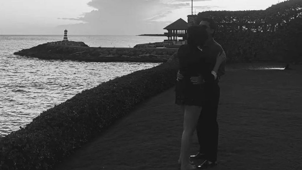 Ángela y Nodal se dejan ver enamorados