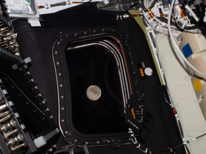 Artemis II ya sobrevuela alrededor de la Luna y supera récord de distancia del Apolo 13