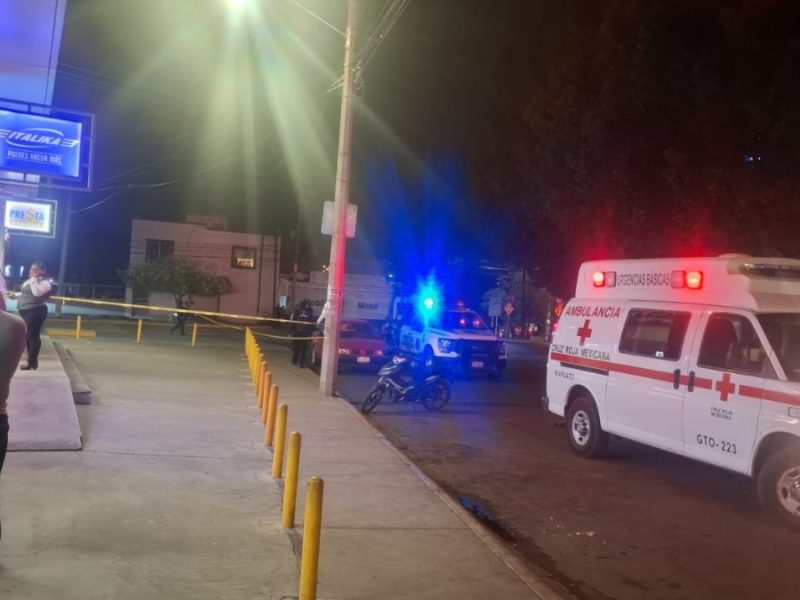 Retira dinero de cajero y lo balean durante asalto en Irapuato; pide ayuda en tienda