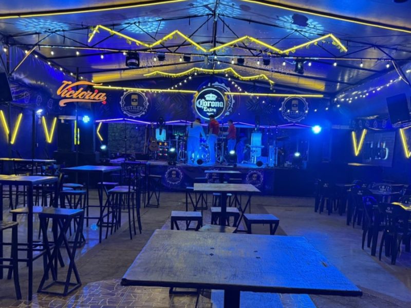 Irrumpen en bar Destilería 21 para balacear a hombre junto a la barra; queda grave en Silao