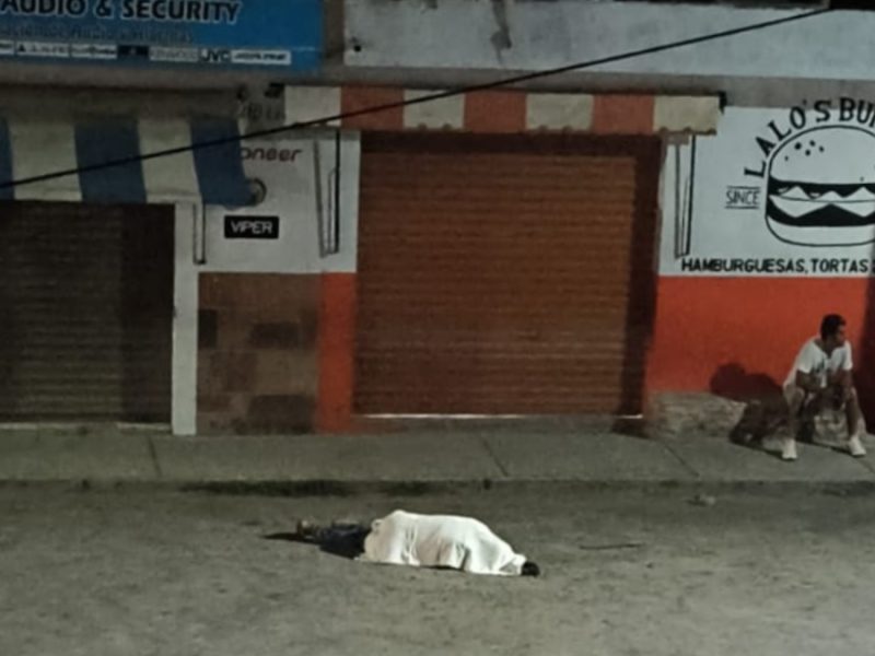 Muere desangrando afuera de Lalo’s Burgers tras una balacera en comunidad de Celaya