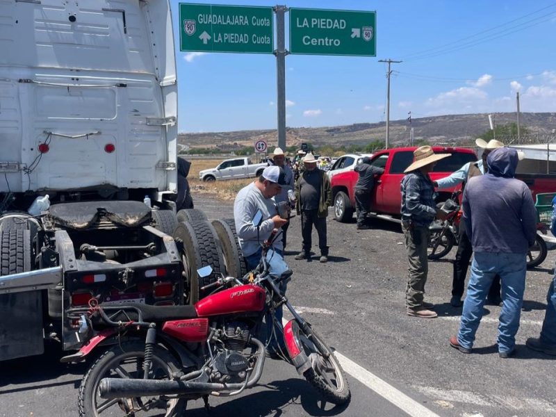 Transportistas y campesinos bloquean carretera Pénjamo-La Piedad; viajantes quedan varados