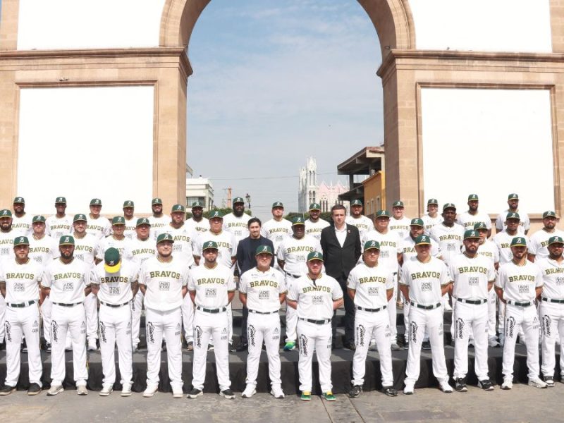 Bravos de León eligió el Arco de la Calzada para su fotografía oficial de la temporada 2026 en la LMB