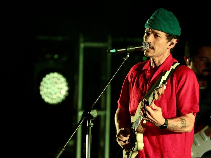 Caloncho conquista León con una noche íntima y tropical en el Teatro Manuel Doblado