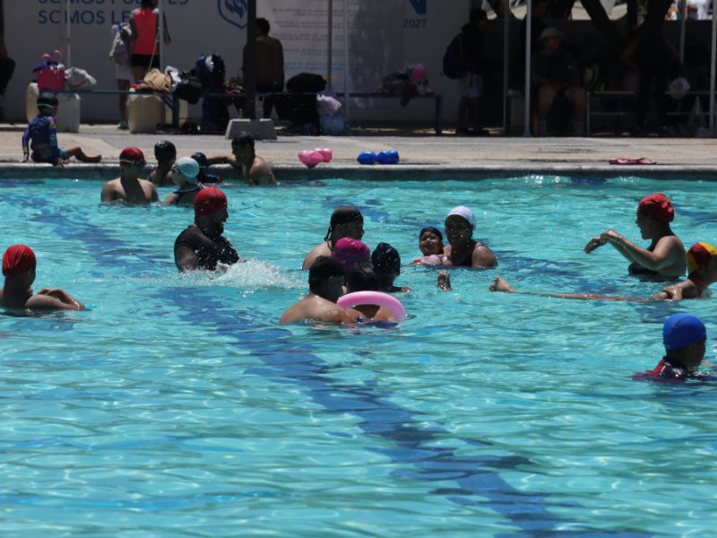 Disfrutan días de asueto en el Centro Acuático Ángel Camacho