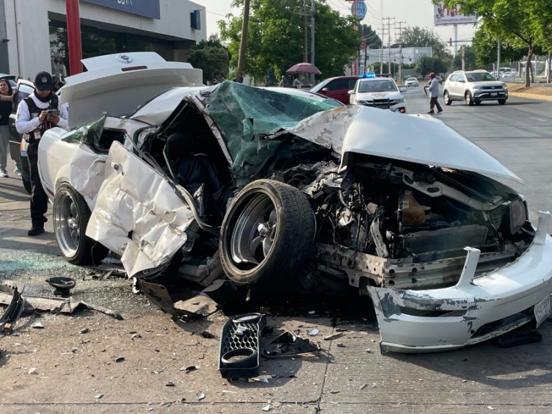 Destroza su Mustang y queda grave al chocar con camión de Bonafont en Paseo Solidaridad