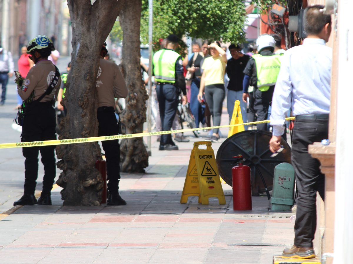 Explota coladera en el centro de León; realizan cierre parcial de vialidades