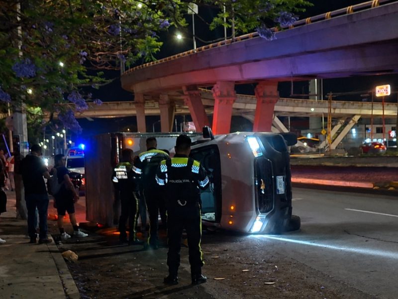 Conductor en presunto estado de ebriedad, vuelca camioneta  en avenida 2 de Abril de Celaya