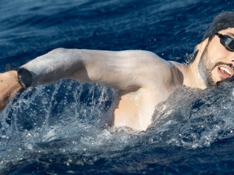 David Olvera impone récord al nadar de Cozumel a Cancún en mar abierto