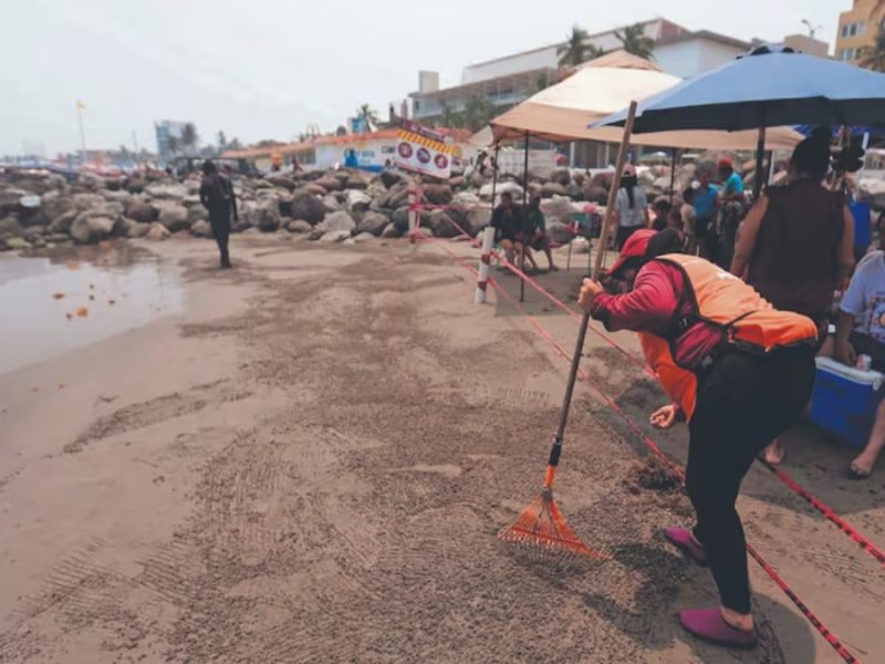 Vacacionan en playas de México con marea alta, viento y… chapopote
