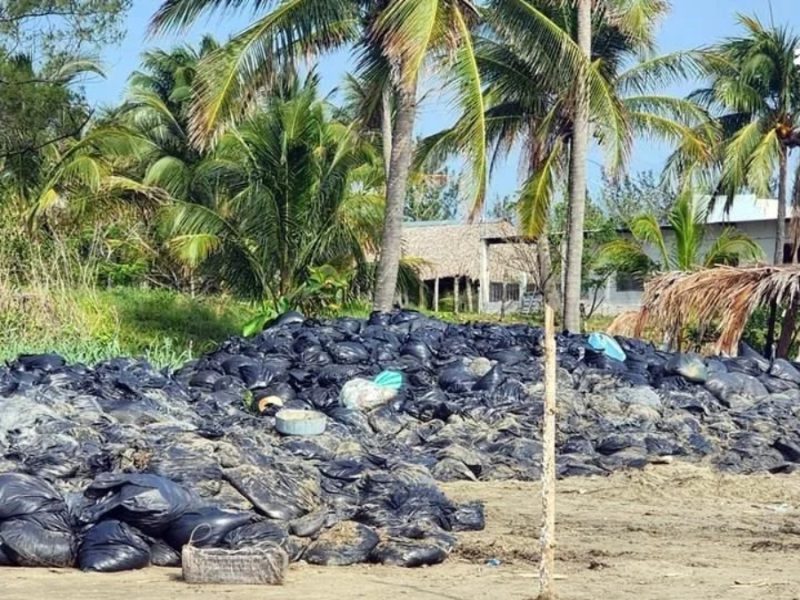 Olvidan chapopote en playas de Veracruz; Gobierno Federal apunta a negligencia de PC estatal