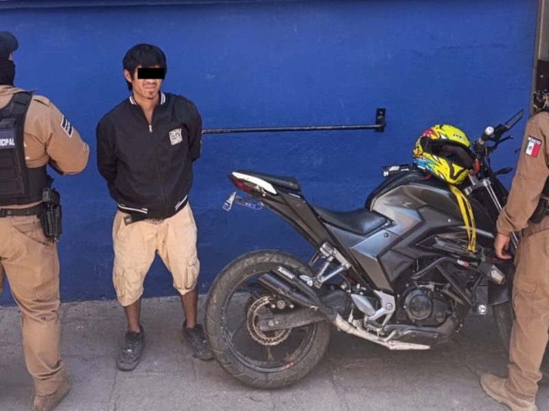 Ve a policías, tira envoltorio con 69 dosis de cristal e intenta fugarse en Guanajuato capital