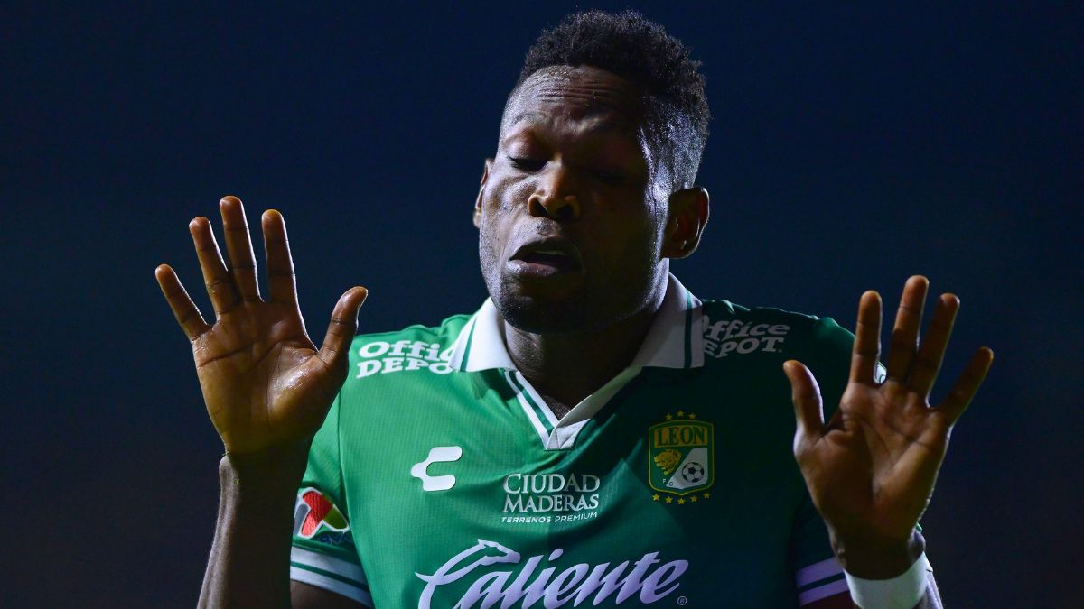Diber Cambindo en el primer tiempo del León Vs América. MexSport.