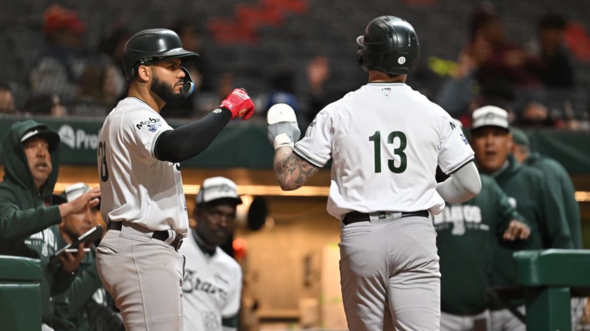 Gabriel Cancel y Jimmy Kerrigan (13) celebrando una de las cuatro carreas anotadas. Foto: Diablos Rojos del México.