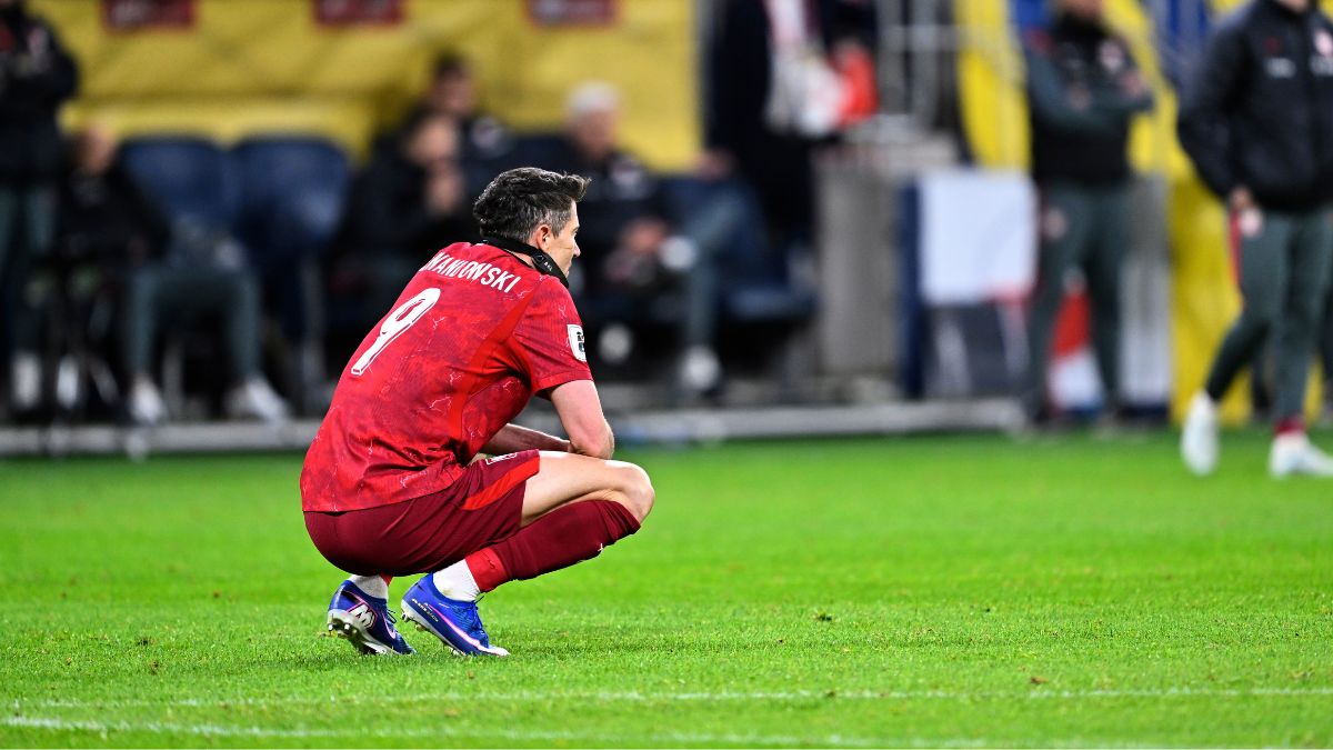 Robert Lewandowski después de perder contra Suecia. Foto: Agencia AP.
