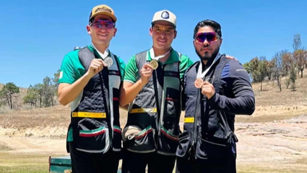 Luis Raúl Gallardo al centro con la medalla de oro. Foto: Federación Mexicana de Tiro y Caza.