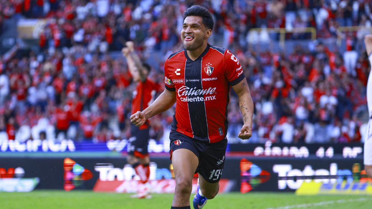 Eduardo Aguirre celebrando un gol con Atlas. Foto: Mexsport.