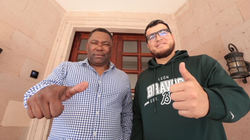 El manager Miguel Tejada y el lanzador Faustino Carrera serán parte de Bravos de León en el 2026. Foto: Gerardo García.