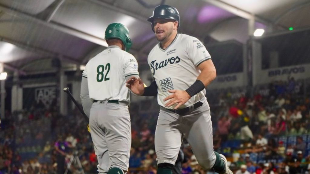 Connor Panas, refuerzo de Bravos de León, celebrando una carrera anotada. Foto: Bravos de León Oficial.