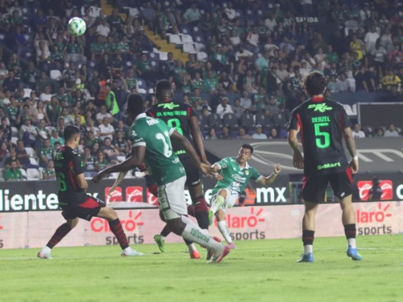 ¡Gol de Juárez! Estupiñán descuenta 2-1 ante León con penal