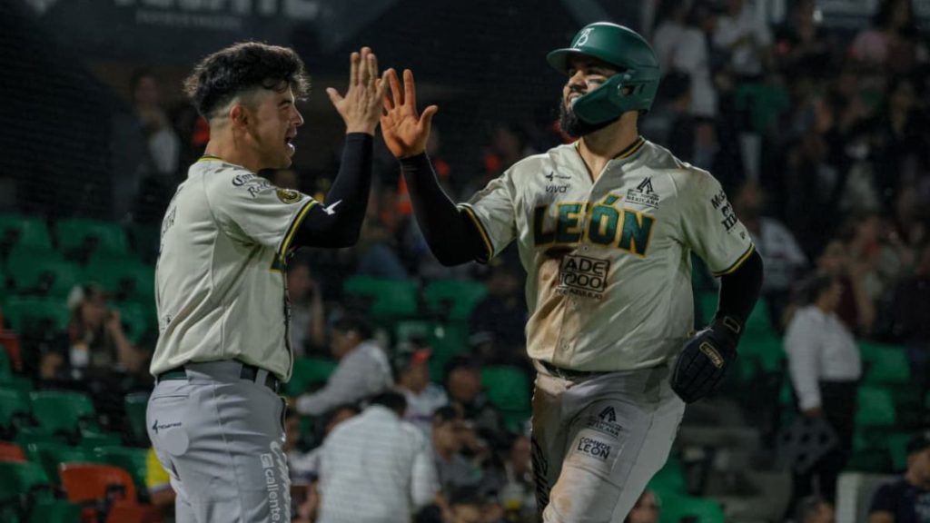 Gilberto Carrera y Gabriel Cancel festejando una de las carreras que Bravos anotó ante Leones. Foto: Bravos de León Oficial.
