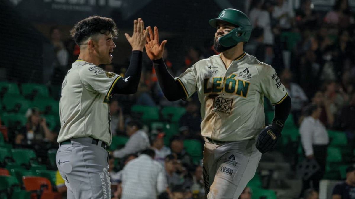 Gilberto Carrera y Gabriel Cancel festejando una de las carreras que Bravos anotó ante Leones. Foto: Bravos de León Oficial.