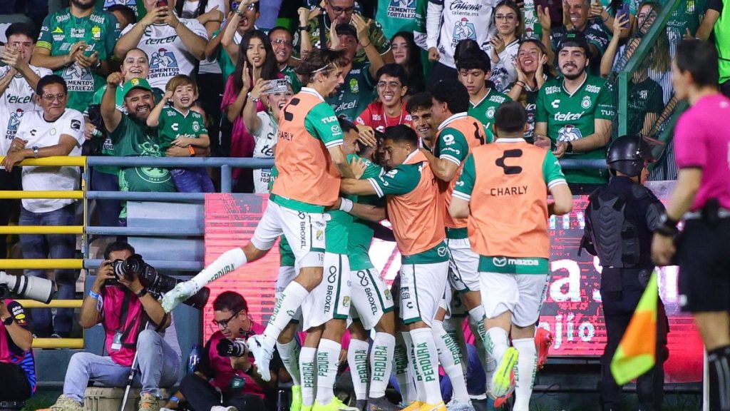 El equipo de León celebrando uno de los dos goles ante Juárez. Foto: Mexsport.