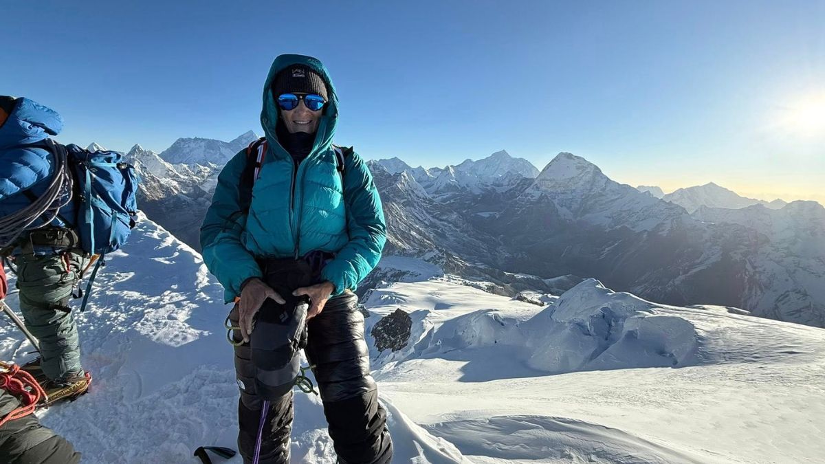 Laura González en la cima del Mera Peak. Foto: Laura González.