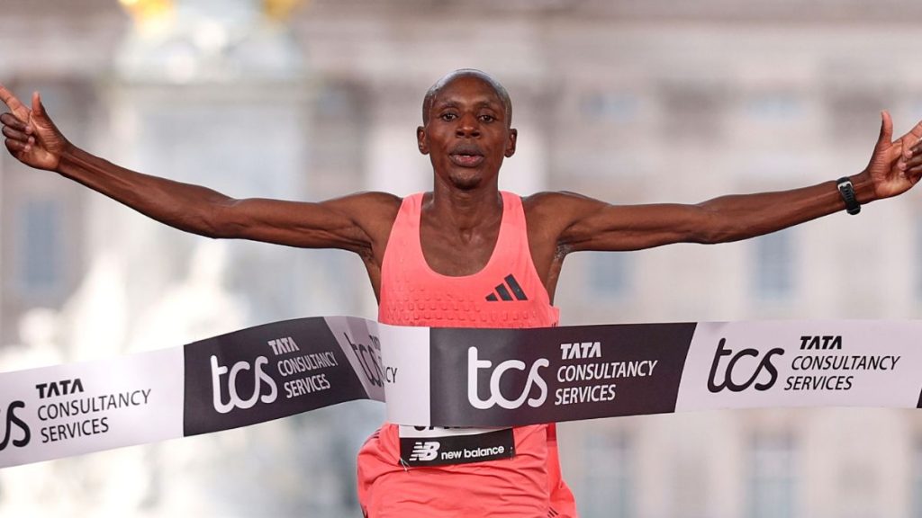 Sebastián Sawe cruzando la meta del Maratón de Londres. Foto: Agencia AP.