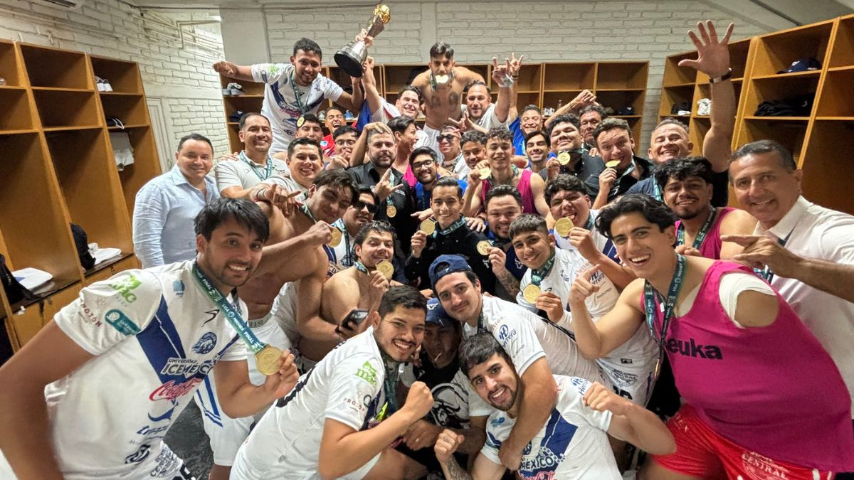 Celaya festejando su campeonato en el vestidor. Foto: Celaya Oficial.