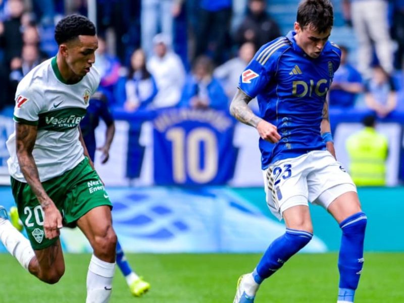 Real Oviedo cae ante el Elche y está muy cerca de descender