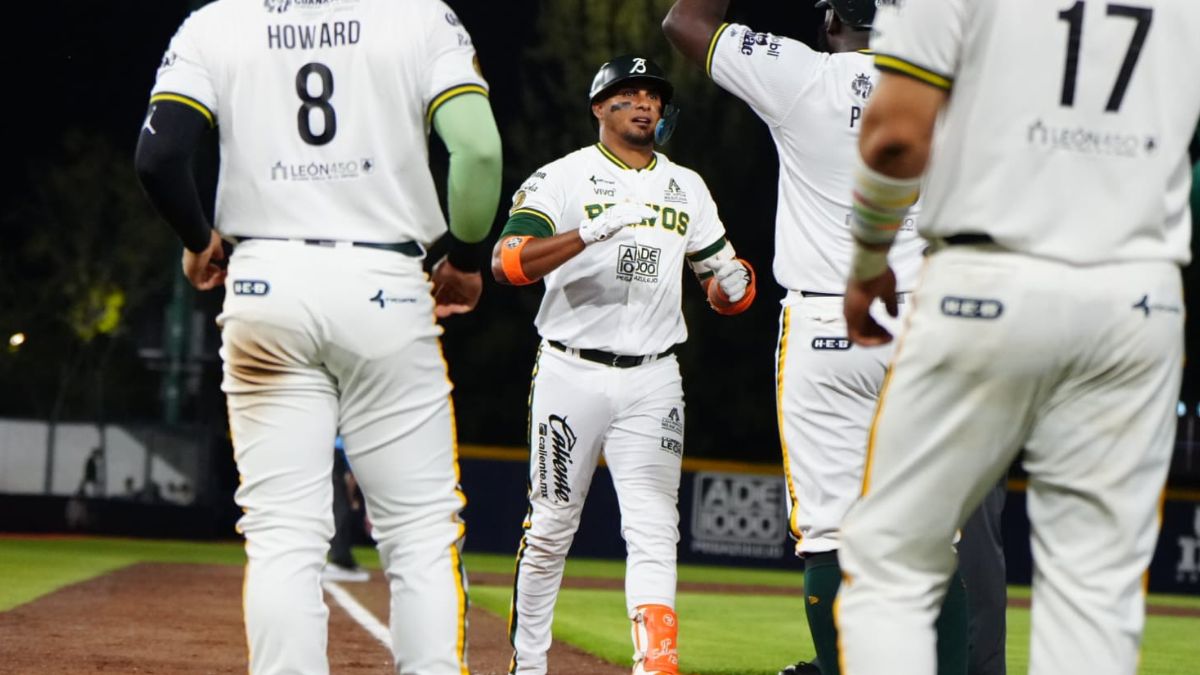 Jermaine Palacios después de conectar un Grand Slam en el Domingo Santana. Foto: Bravos de León Oficial.