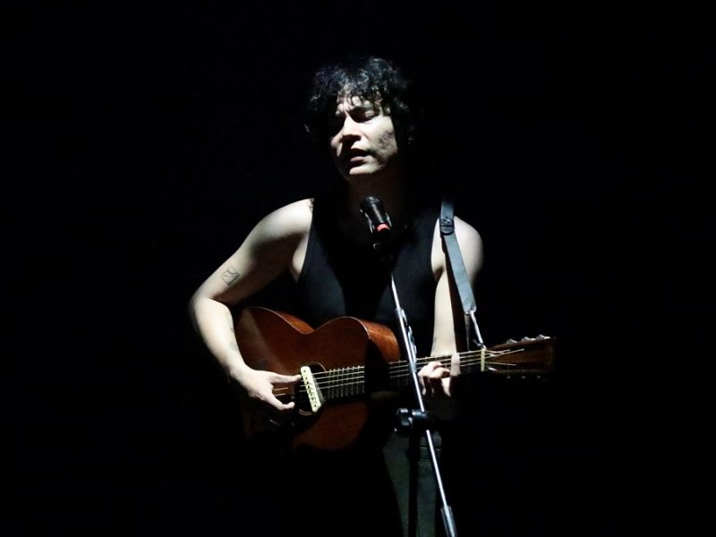 Ed Maverick hipnotiza León con un concierto íntimo y sold out en el Teatro Manuel Doblado