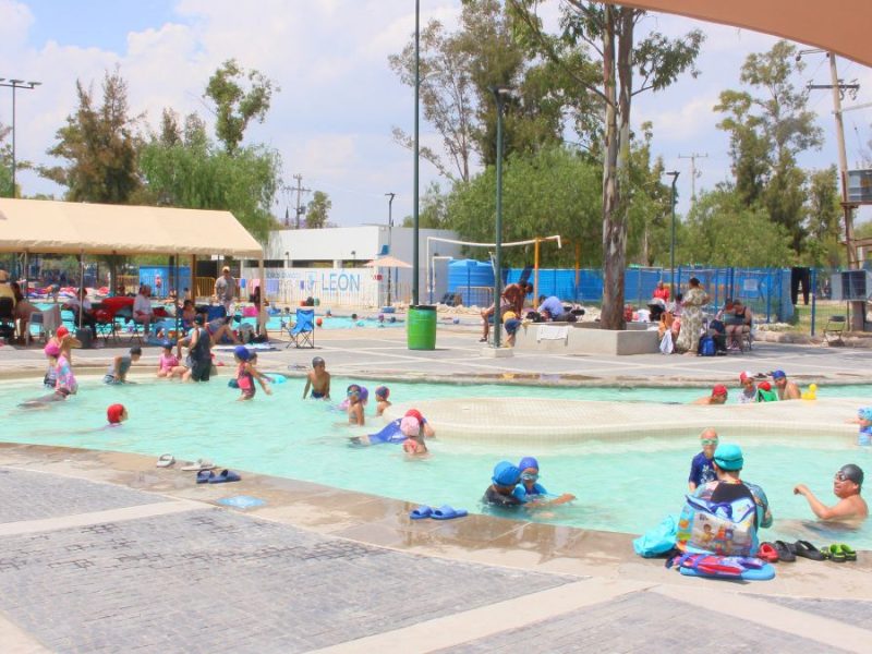 Familias disfrutan último día de acceso gratis al Centro Acuático Ángel Camacho