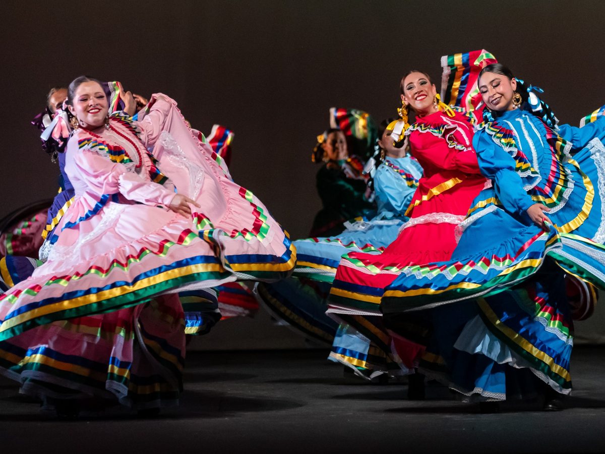 Ballet Folklórico de San Francisco del Rincón cautiva al Teatro Bicentenario con “Entre Callejones y Agaves”