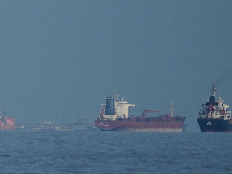 Mientras EU e Irán cierran puertos, el petróleo sube de nuevo y caen mercados globales