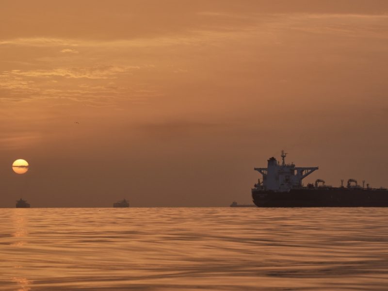 Irán cierra Ormuz de nuevo y ataca buques; Trump anuncia nueva negociación en Pakistán