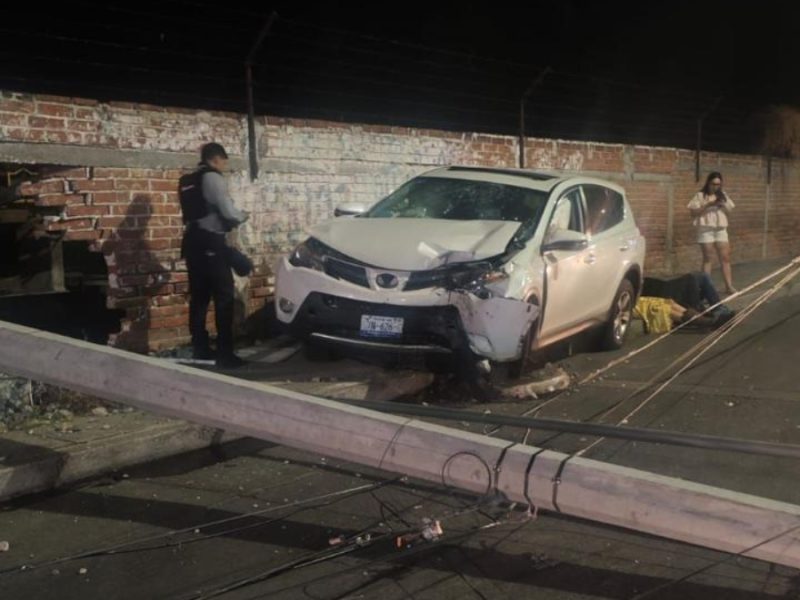 Derriban poste y hacen boquete en barda tras estrellarse en Moroleón; hay dos heridos