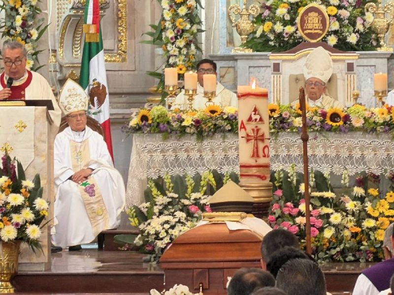 Cientos despiden al obispo emérito Benjamín Castillo Plascencia en la Catedral de Celaya