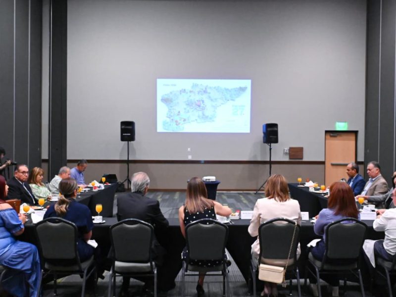 Comparte gobierno de Irapuato con notarios avances en desarrollo urbano