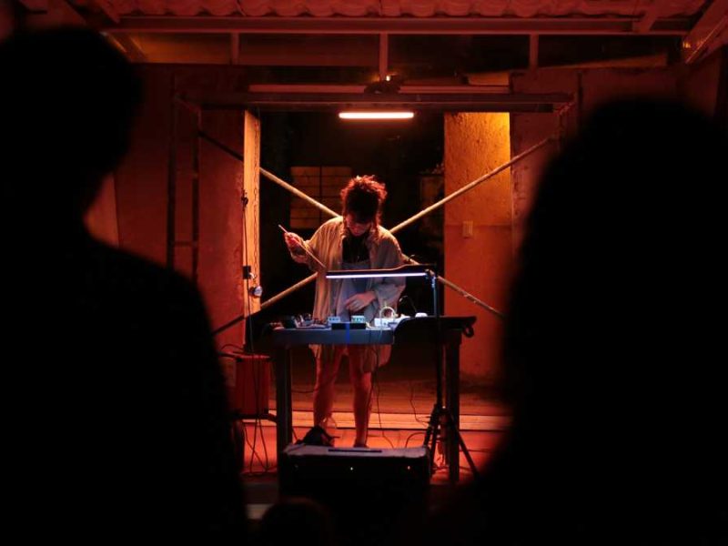 “Habitar el desgaste”: Gimena Galland explora música experimental y arte sonoro en la Galería Dos Topos