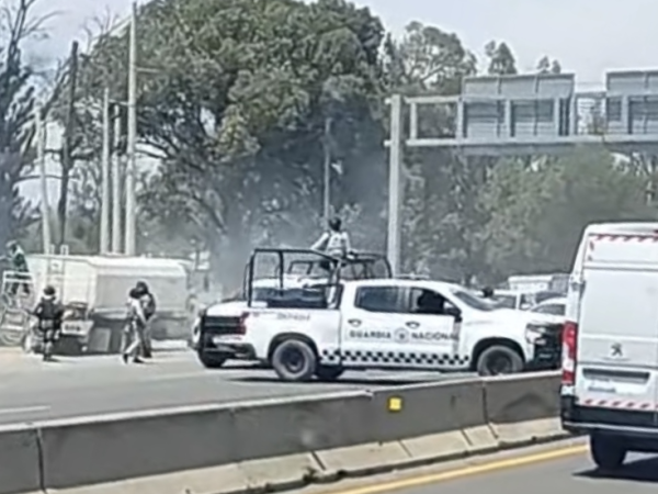 Incendio obliga a cerrar la carretera Irapuato-Silao: Humo cubre paso de automovilistas